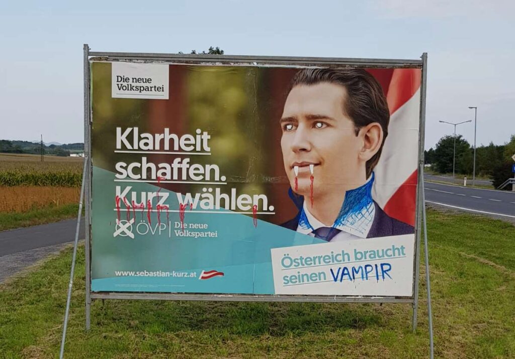 Das Bild zeigt ein kritsch bearbeitetes Wahlplakat mit dem konservativen Politiker Sebastian Kurz. Seine Blickrichtung auf dem Plakat ist von rechts nach links. Also rückwärts gewandt und konservativ.