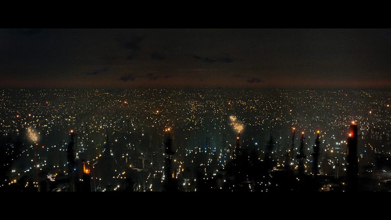 Anfangseinstellung von "The Blade Runner". Ein Flug über ein dystopisches Los Angeles der Zukunft, Schauplatz des Films.