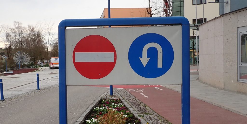Zwei Verkehrsschilder: Durchfahrt verboten und Umkehren!